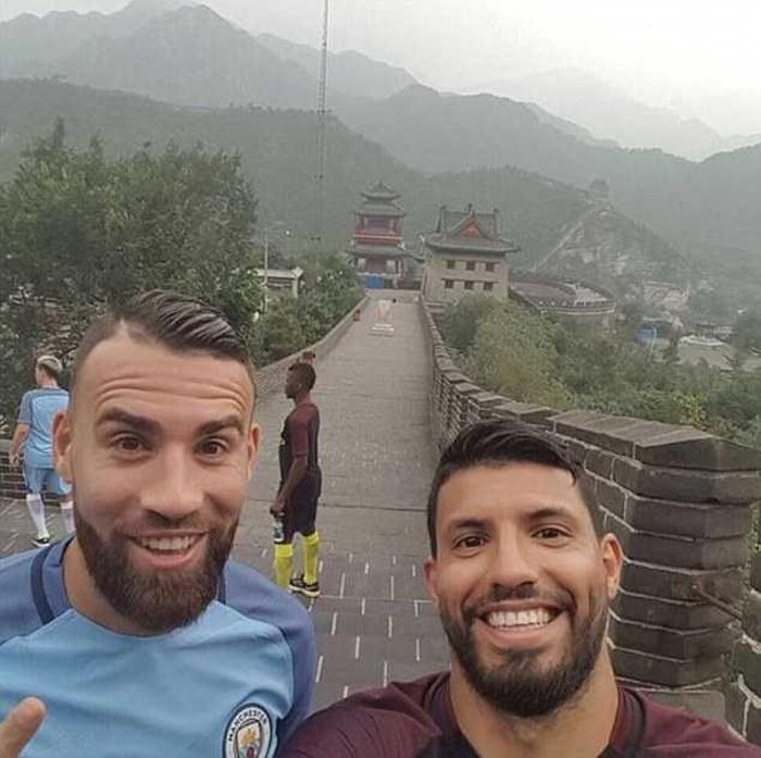 Aguero (phải) cùng Otamendi có những phút giây thoải mái. Ảnh: Daily Mail