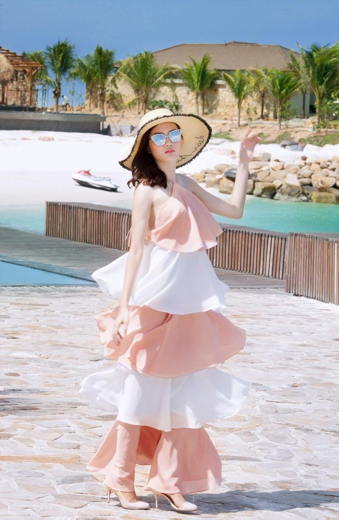 Bạn gái tinh nghịch, ưa chuộng nét trẻ trung có thể diện đầm xếp tầng. Diệu Linh gợi ý bộ cánh tông trắng cam nhạt hợp trào lưu.