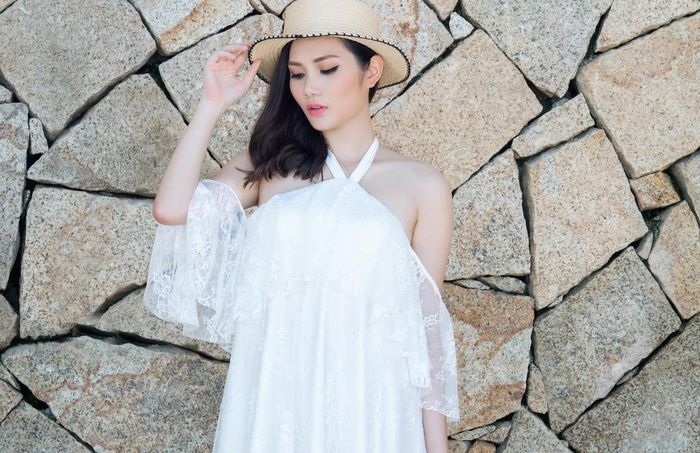 Phom đầm suông chưa bao giờ lỗi mốt luôn là cảm hứng của các nhà thiết kế, nhãn hàng. Trong ảnh, người mẫu chọn mốt trễ vai, gam trắng trong trẻo. 