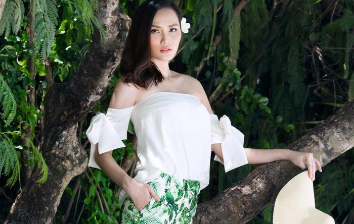 Họa tiết gam xanh lá là điểm nhấn cho set đồ dạo phố biển. 
