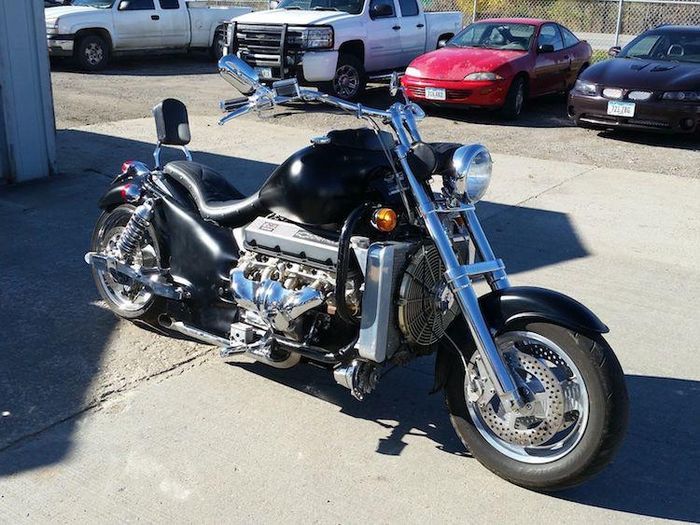 Trên Thế giới, tên tuổi của Boss Hoss nổi tiếng như là nhà sản xuất ra những mẫu xe cruiser 2 bánh và 3 bánh "siêu khủng", được trang bị động cơ ôtô Chevrolet V8 với dung tích lên tới 5.7 hoặc 8.2 lít.