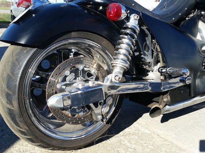 Những chiếc Boss Hoss 502 đầu tiên có lốp sau dùng lốp ôtô, trong khi các phiên bản mới hơn sau này đã được trang bị lốp môtô bản rộng như trên những chiếc Harley-Davidson độ "mông to".