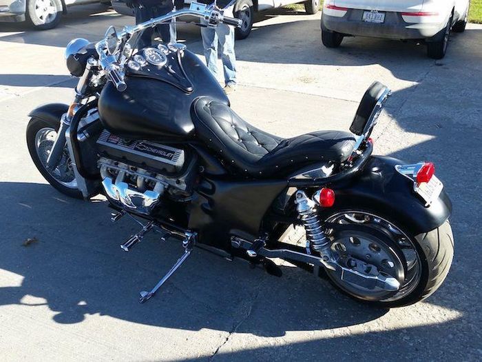 Kể từ năm 1996 trở về trước, Boss Hoss chỉ bán xe dưới dạng kit, nghĩa là là hãng chỉ cung cấp động cơ cùng các chi tiết khác của chiếc xe và khách hàng phải tự trang bị động cơ.