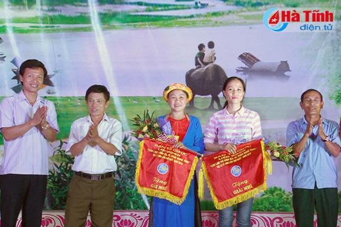 Trao các giải nhấtn nhì cho các đội