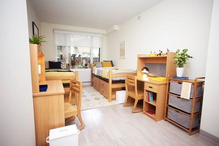  Mỗi phòng được trang bị vật dụng cơ bản cho sinh hoạt hàng ngày, bao gồm cả tủ lạnh và lò vi sóng. Bàn ghế, giường gỗ tạo cảm giác thoải mái cho người ở. 