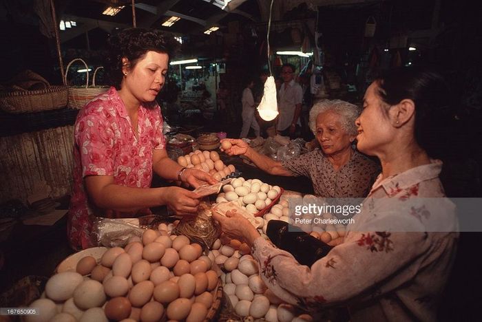 Quầy bán trứng trong một khu chợ ở TP HCM năm 1990.