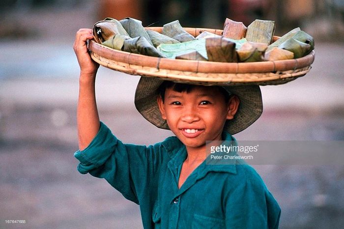 Câu bé bán bánh ở Tam Nông, Đồng Tháp.