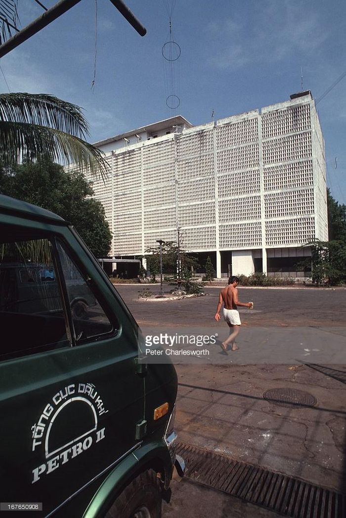 Tòa Đại sứ Mỹ ỡ Sài Gòn trước 1975, năm 1990 được sử dụng làm trụ sở của Tổng cục Dầu khí.
