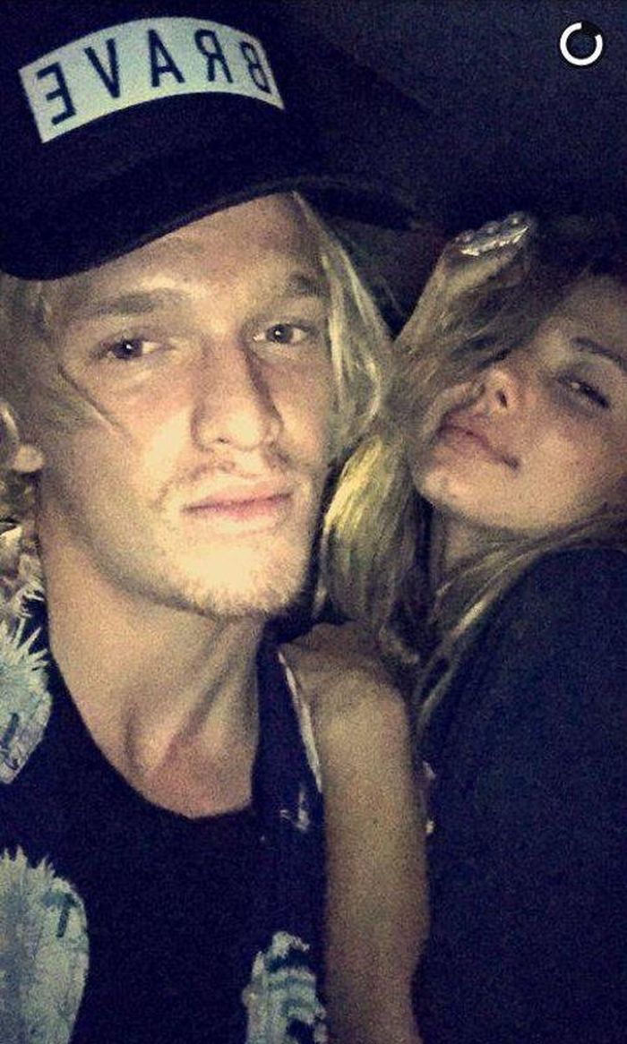 Chân dài 23 tuổi từng có thời gian cặp kè với một người bạn của Justin là nam ca sĩ Cody Simpson sau khi anh chia tay bạn gái Gigi Hadid. Cody tham gia tour diễn của Justin vào năm 2015. 