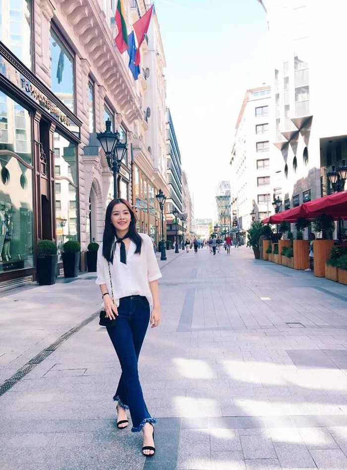 Chi Pu có cách kết hợp rất nữ tính với khăn lụa, sơ mi và quần xé gấu.