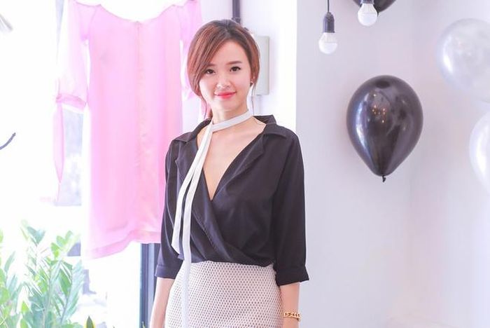 Midu được khen ngợi với vẻ đẹp trong sáng, nữ tính. Điểm nhấn của khăn lụa với sơ mi tối màu giúp cô trở nên thu hút hơn.