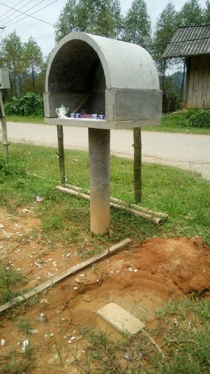 Bàn thờ ma Sàn thường được các gia đình đặt ở trước cửa 