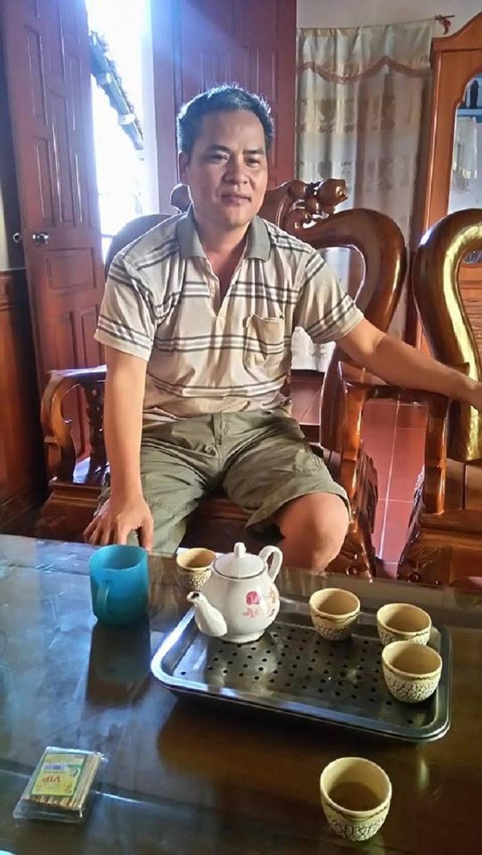 Thầy mo Long Văn Lê đang kể chuyện về ma sàn. 
