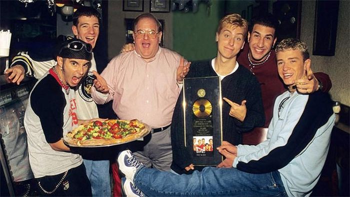  Lou Pearlman là người thành lập nên nhóm nhạc NSYNC. 