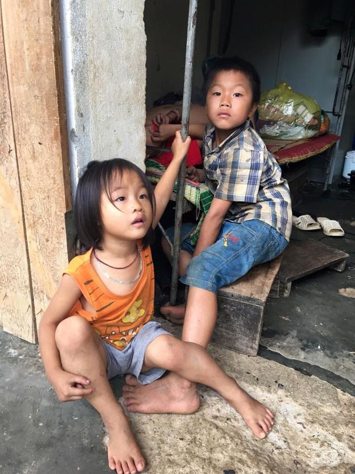 Em bé Phìn Ngan hoang hoải sau cơn lũ