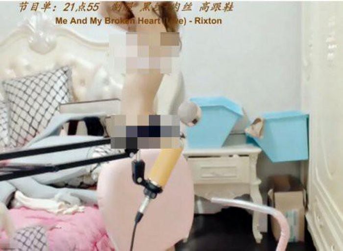 Nhưng quá đen đủi cho Tiểu Mỹ Ngư khi chiếc camera của cô đã gặp trục trặc, nên toàn bộ cảnh thay quần áo trước đó đã được ghi lại và phát trực tiếp khiến dân mạng sững sờ. Sau đó, Tiểu Mỹ Ngư cũng bị nhiều người đồn đoán là giả vờ gặp sự cố để "nhồi" vào đó những hình ảnh khêu gợi của bản thân, nhằm mục đích khoe hàng trá hình.