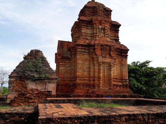 Mất khoảng 1 tiếng 30 phút để di chuyển từ hải đăng Kê Gà đến TP Phan Thiết. Chúng tôi quyết định di chuyển về Hòa Thắng để tham quan đồi cát bay. Trên đường đi, chúng tôi dừng chân tại một địa điểm chắc hẳn những ai thích lịch sử và những nét văn hóa độc đáo sẽ rất thích - Tháp Chàm của người Chăm.