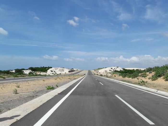 Trên cung đường này bạn nhất định phải qua Bàu Trắng, với những bãi cát trắng xóa.
