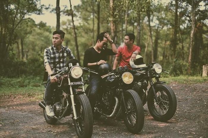  Hội bạn của Duy Khoa có cùng niềm đam mê xe độ. Ảnh: NVCC