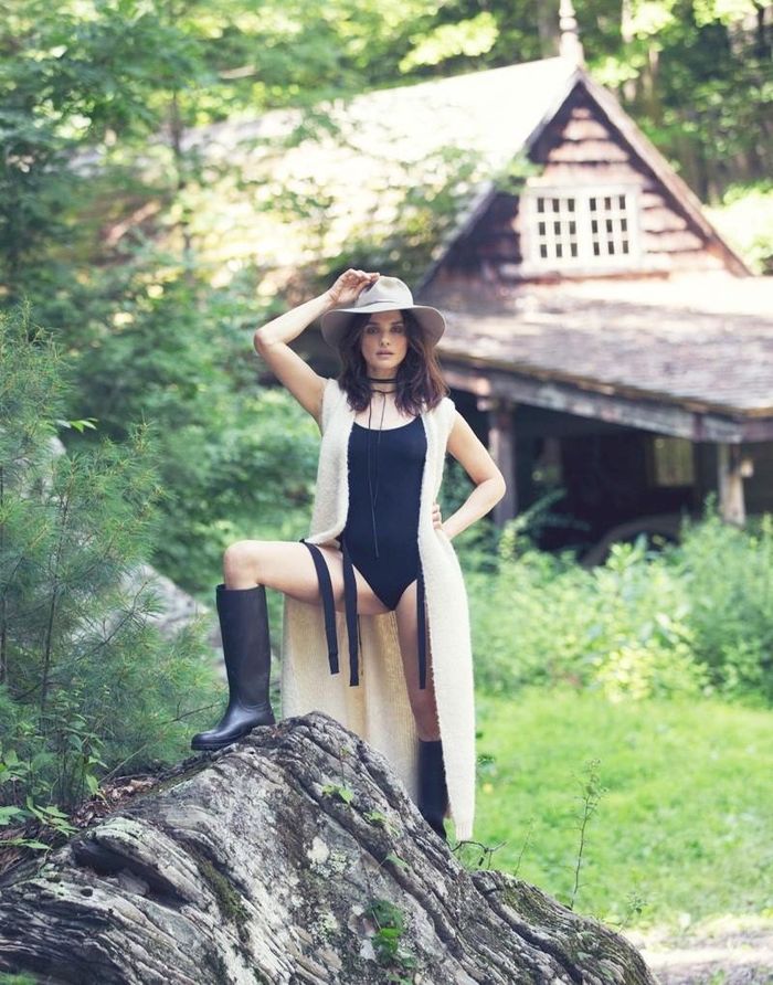 Người đẹp Anh quốc vô cùng cuốn hút trong những trang phục hàng hiệu của Dolce &amp; Gabbana, Rag &amp; Bone, Elizabeth and James, Saint Laurent…