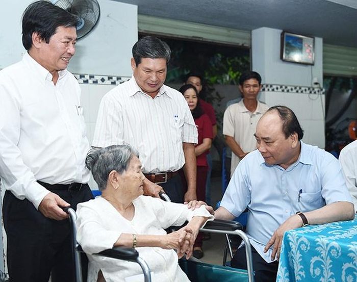 Thủ tướng thăm gia đình chính sách ở Ninh Thuận. Ảnh: VGP.