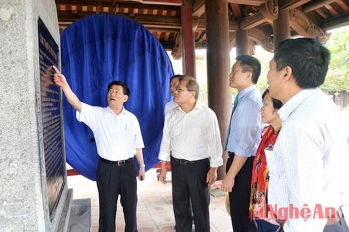 l Đồng chí Hồ Đức Phớc giới thiệu văn bia tại đền Quang Trung cho Giáo sư - Viện sỹ Hồ Hoàng Mật. Ảnh: Sỹ Minh