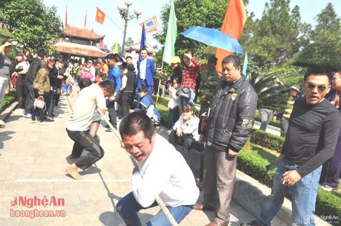 Kéo co tại Lễ hội Đền Hoàng đế Quang Trung. (Ảnh Thanh Thủy).