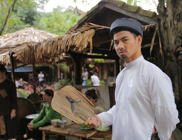Xuân Bắc sinh năm 1976 tại Phú Thọ. Sau khi tốt nghiệp trường Đại học Sân khấu - Điện ảnh Hà Nội, anh về công tác tại Nhà hát Kịch Việt Nam. Xuân Bắc nổi tiếng với vai Núi trong bộ phim Sóng ở đáy sông, sau đó trở thành diễn viên hài ăn khách của chương trình Gặp nhau cuối tuần, Táo quân... trên VTV3. Xuân Bắc được phong tặng danh hiệu Nghệ sĩ ưu tú vào đầu năm 2016. 
