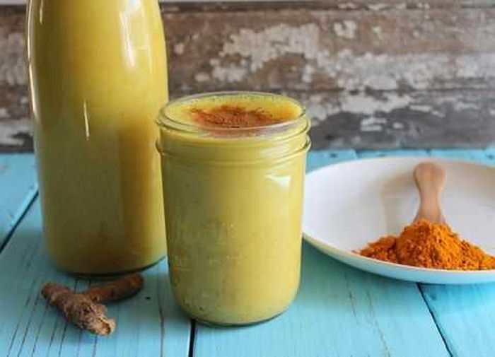  Uống sữa ấm và nghệ trong những ngày đèn đỏ có thể giúp giảm những cơn đau 