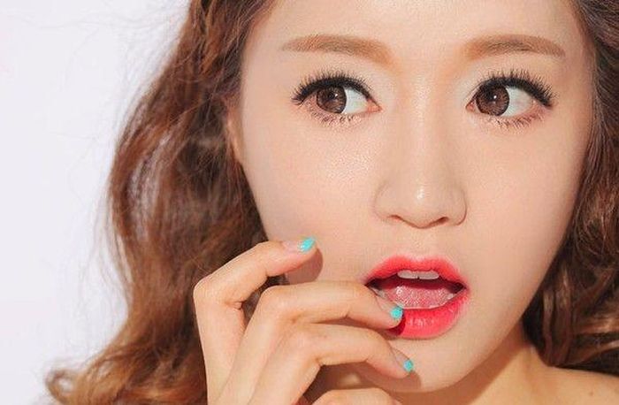 Đôi mắt này sẽ rất hợp với những màu phấn nhũ tông sáng.