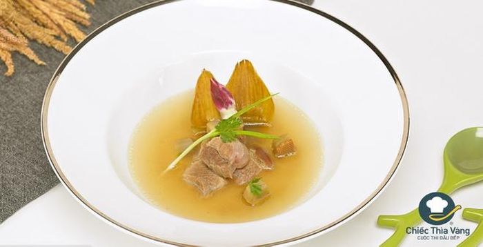 Đầu bếp Chiếc thìa vàng trình bày món giò heo hầm bông atiso.