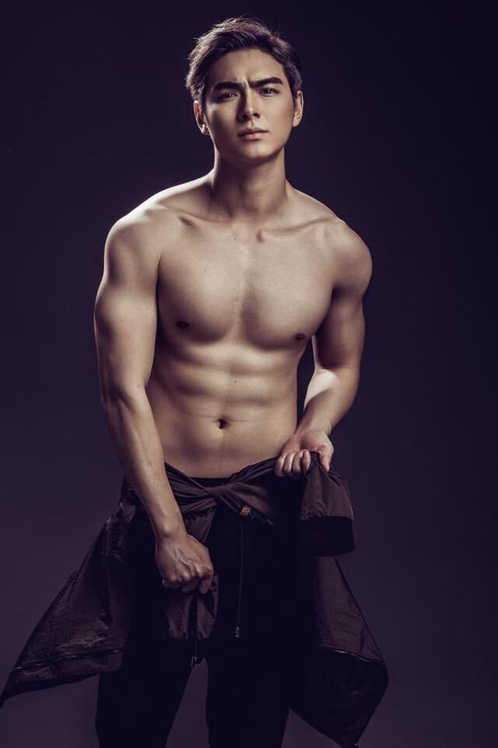 Anh chàng còn khiến nhiều người “xịt máu mũi” với body máu múi săn chắc.