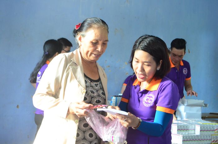 Tại ngày hội, người dân nghèo thôn Vũng Rô được khám chữa bệnh, cấp thuốc miễn phí. Ảnh: Xuân Điền