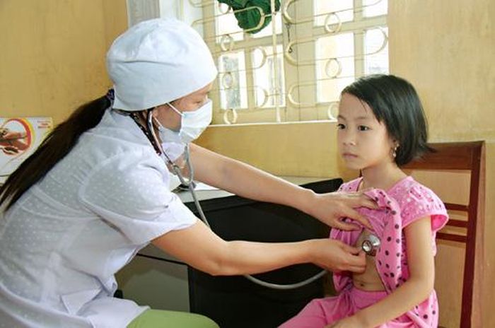 Khám sức khỏe cho học sinh tại xã Vạn Thắng (Ba Vì). Ảnh: Thái Hiền