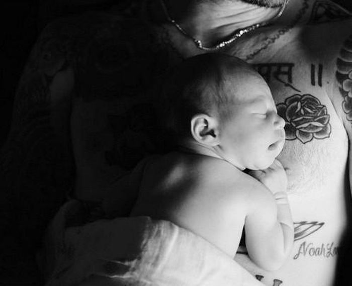 Bé gái đáng yêu được đặt tên là Dusty Rose Levine, chào đời tại California.