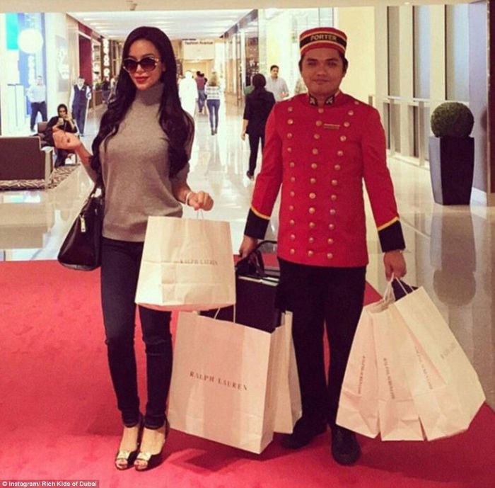 Đi shopping thảnh thơi không phải lo xách túi lớn túi nhỏ.