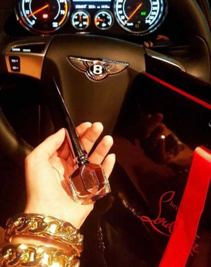 Cách khoe ảnh của Hội con nhà giàu Dubai, một mũi tên trúng nhiều đích: Siêu xe, hàng hiệu và vàng trĩu tay.