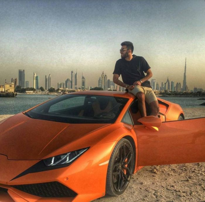 Thú chơi siêu xe đang thành mốt - một chiếc Lamborghini Huracan màu cam rực rỡ.