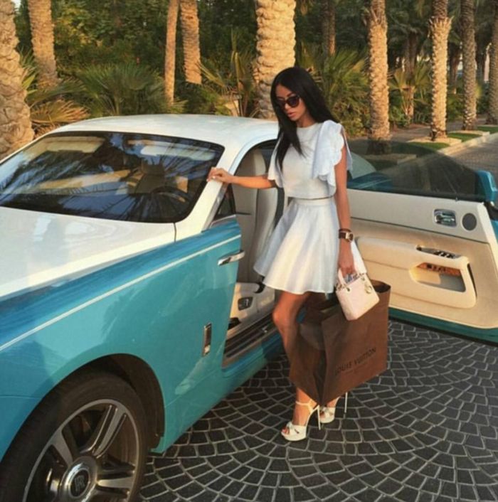 Tiểu thư con nhà giàu cũng thích tạo dáng bên Rolls-Royce.