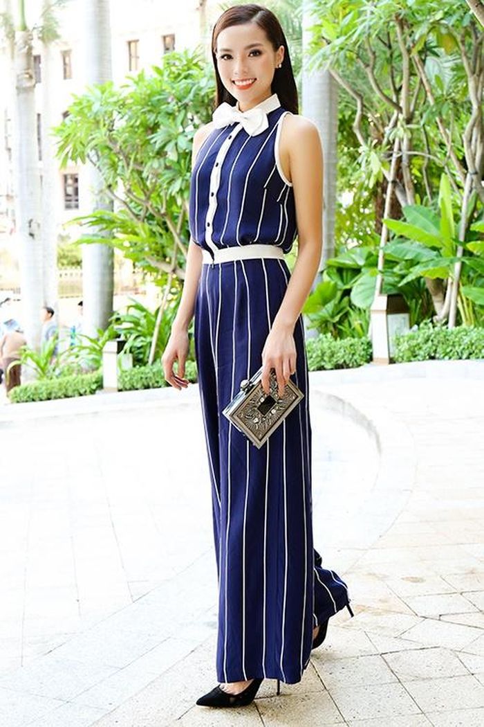 Kỳ Duyên với kiểu jumpsuit kẻ năng động và duyên dáng.