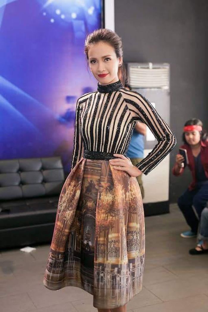 Ái Phương đi sự kiện với kiểu áo ôm sát mix chân váy midi.