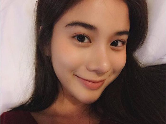 Son dưỡng môi còn có tác dụng giúp đôi mắt bớt sưng và làm xẹp bọng mắt nhanh chóng