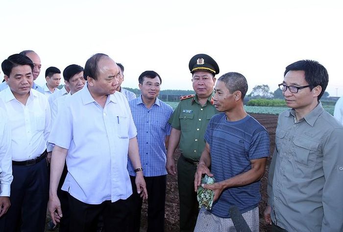 Thủ tướng trò chuyện với người trồng rau xã Văn Đức, Gia Lâm (ảnh QH)