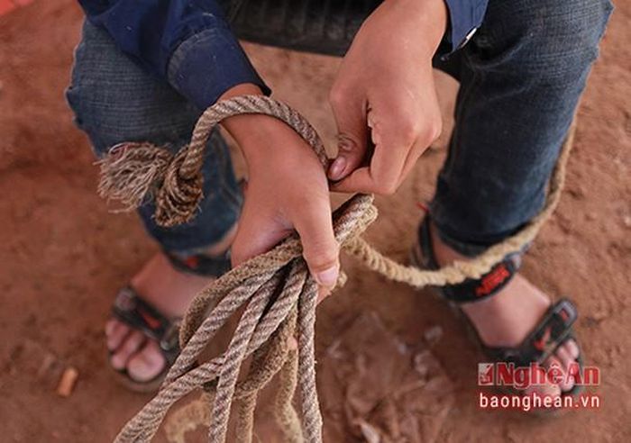 "Nghĩ thì đơn giản nhưng để khống chế được những con trâu 'táo nết' không phải chuyện dễ. Có nhiều hôm đi dắt trâu hàng chục km, bàn tay em phồng rộp, đau mấy ngày", Nguyễn Thế Thắng, một trong những em nhỏ làm nghề dắt trâu thuê ở chợ Ú chia sẻ.