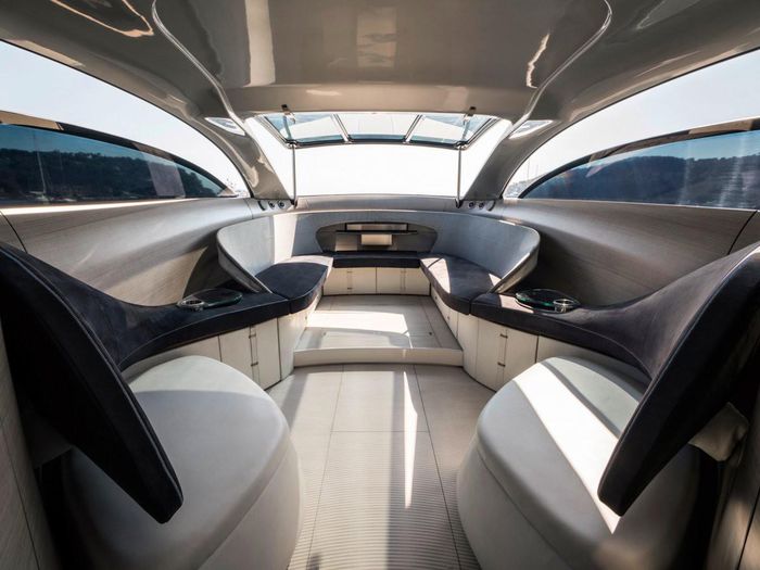 Ngoài vẻ ngoài hào nhoáng, mẫu du thuyền của Mercedes còn có nội thất cực sang trọng và những công nghệ tân tiến nhất.