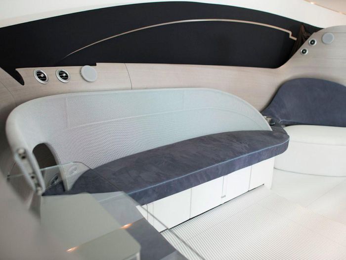Granturismo được xem là kiểu thuyền để nghỉ ngơi và thư giãn với tốc độ cao nhất chỉ ở mức 40 hải lý/giờ (với điều kiện tải trọng nhẹ) nhờ sử dụng 2 động cơ diesel Yanmar 6LY3-ETP với công suất mỗi động cơ 480 mã lực.