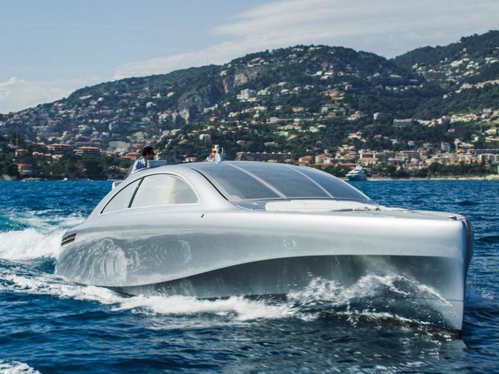 Mercedes-Benz Style kết hợp với Silver Arrow Marine đã tạo ra một chiếc du thuyền sang trọng với các đường nét cổ điển bóng bẩy, thanh lịch, kiểu dáng hai bên thân mượt mà và thấp.