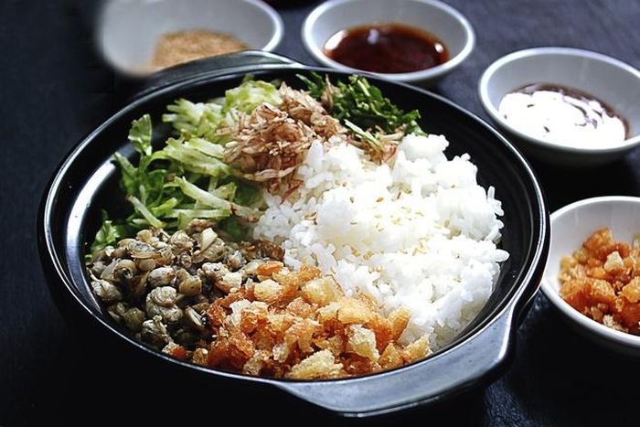 Món cơm hến ăn rất thanh mát mà ngon miệng. Thịt hến ngọt, đậm đà, nước dùng trong, nổi vị mắm ruốc. Món ăn có độ béo của da heo chiên giòn, lạc rang bùi, lại có nhiều rau sống, rau thơm đi kèm nên ăn không ngấy. 
