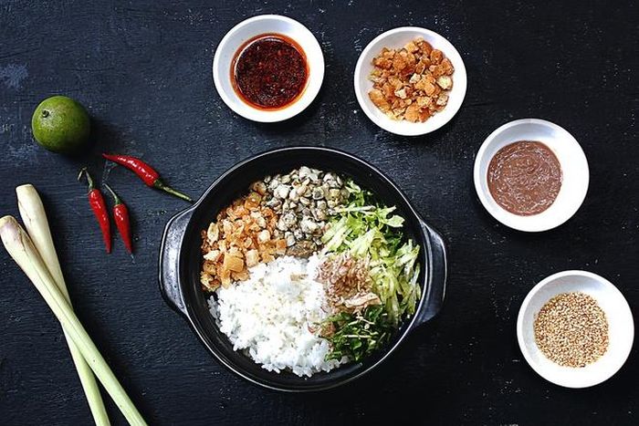  Cơm hến vốn không phải là món ăn cao cấp, thậm chí bình dân đến nỗi người địa phương khiêm tốn tự nhận chỉ là món no bụng của dân nghèo. Nhưng với sự chế biến tài tình, sự kết hợp hài hòa giữa các nguyên liệu, người dân vùng đất này đã tạo nên đặc sản nổi tiếng khắp trong và ngoài nước. 