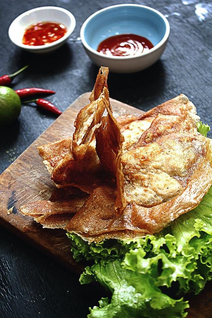  Cùng với mì quảng, cao lầu, cơm gà, bánh đập… hoành thánh là một sản phẩm văn hóa ẩm thực đặc biệt của người dân Hội An. Đĩa hoành thánh chiên nghi ngút hơi nóng, điểm thêm một ít tương ớt thì càng tuyệt. Vừa ăn vừa xuýt xoa, để vị cay dịu của ớt, tiếng sần sật của hoành thánh, vị bùi ngọt của tôm tan dần nơi đầu lưỡi. 